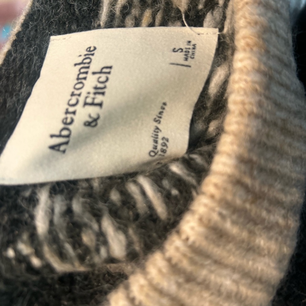 Abercrombie & Fitch Beige and Dark Green Fair Isle Sweater - Picture 2 of 6